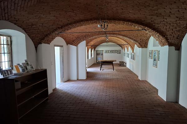 Die vormalige k.k. Poststation in Gleisdorf (Hautplatz 15): Der westliche Trakt als Ausstellungsraum. (Foto: Martin Krusche, für redaktionelle Berichterstattung honorarfrei.)