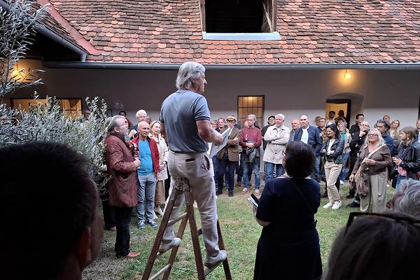 Die vormalige k.k. Poststation in Gleisdorf (Hautplatz 15): Archipel-Obmann Richard Mayr eröffnet die Ausstellung „artgerecht“. (Foto: Martin Krusche, für redaktionelle Berichterstattung honorarfrei.)