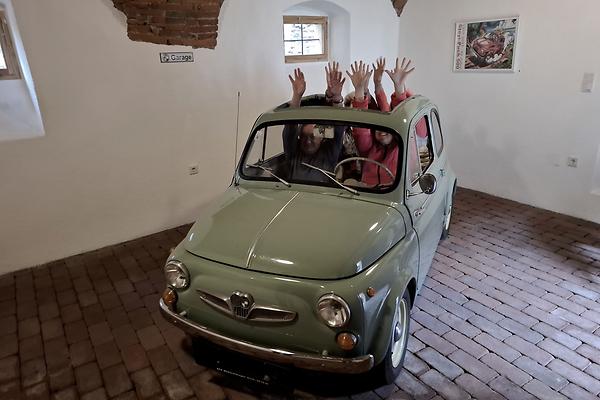 Die vormalige k.k. Poststation in Gleisdorf (Hautplatz 15): Martin Krusches „Mythos Puch“, die Ausstellung.(Foto: Martin Krusche, für redaktionelle Berichterstattung honorarfrei.)