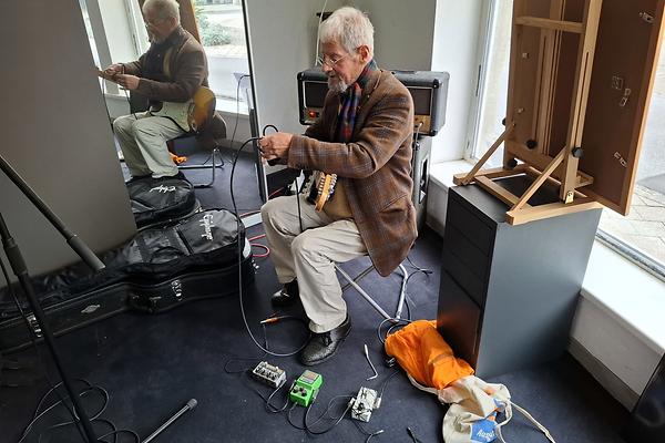 Zeit.Raum (Bürgergasse 12, Gleisdorf): Graphic Novelist Chris Scheuer mit seinem Tribut an Jimi Hendrix.(Foto: Martin Krusche, für redaktionelle Berichterstattung honorarfrei.)