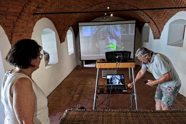Die vormalige k.k. Poststation in Gleisdorf (Hautplatz 15): Malerin Martina Brandl und Fotograf Richard Mayr bei Vorbereitungen für die Ausstellung „Böhmen liegt am Meer“.(Foto: Martin Krusche, für redaktionelle Berichterstattung honorarfrei.)