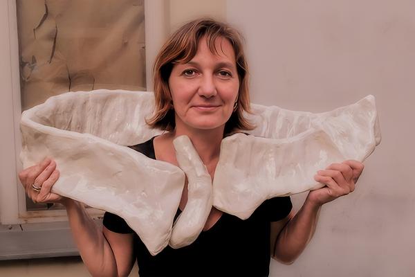 Isabelle Stalzer: „Ohne Titel“, Steingut, 2009. (Foto: Andrea Stalzer, für redaktionelle Berichterstattung honorarfrei.)