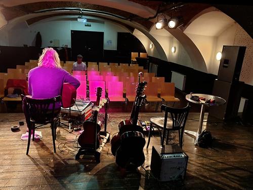 Soundcheck im Gleisdorfer Kulturkeller. (Foto: Martin Krusche)