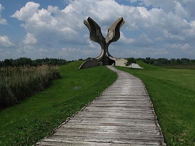 Mahnmal auf dem Boden des Konzentrationslagers von Jasenovac.