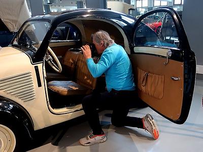 Fotograf Richard Mayr hat hier gerade ein Steyr Baby in Arbeit.