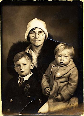 Andrew Warhola jr. (rechts), zwischen 1929 und 1932, mit Bruder John und Mutter Julia. (Foto: Public Domain)