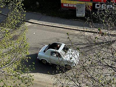 ...und noch kompakter, also kleiner, die bei uns sehr seltene Vespa 400.