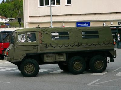 Der Pinzgauer 6x6 ist im Gelände ein Monster.