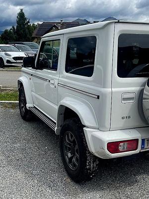 In Japan bietet die Firma DAMD ein “Little G Standard Body Kit“ für den Suzuki Jimny Sierra 1.5 an.