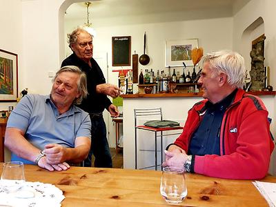 Geschichtsbetrachtung im Plauderton, von links: Richard Mayr, Fredi Thaler und Manfred Haslinger.