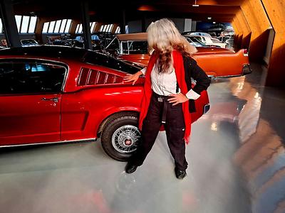 Petra Schwarz bei einem Klassiker: 1966er Ford Mustang Fastback.
