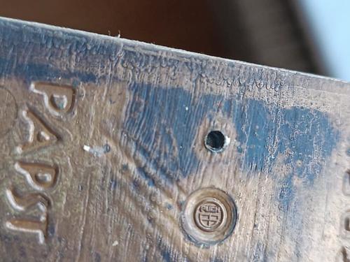 Das Puch-Logo auf der Rückseite der Plakette. (Foto: Gabriel Steinklauber)