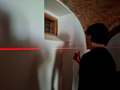 …und abfallenden Boden saubere Linien an die Wand zu bekommen.