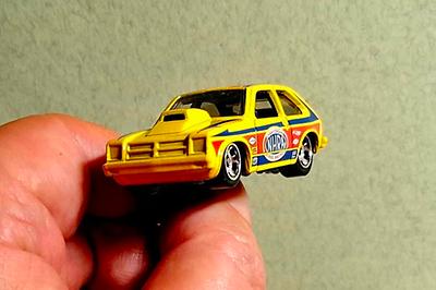 bei uns wäre das schlicht ein c-kadett, in den usa isses eine aufgebrezelte chevette. (die aufschrift nhra = national hot rod association.)