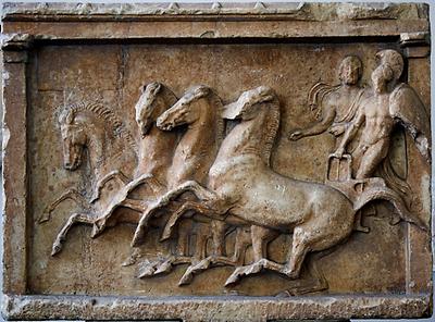 Qadriga: Marmornes Weihrelief anläßlich eines Wagenrennens Oropos (Ostattika), Anfang 4. Jhdt, v. Chr. (Foto: Ealdgyth,CC BY-SA 3.0)