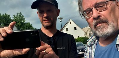 versierte automobil-paparazzi: wir suchen besonderheiten in freier wildbahn. (links norbert gall neben martin krusche.) es ist eine art der fortlaufenden erzählung,. die stellenweise dokumentiert wird. Und rechts: 17. Mai 2010, so war das: unsere avantourismus-konferenz in eurem komfortablen land café (ja, bei kaffee und kuchen und ZITRONENEIS!) special guest: norbert gall, damals brand manager von ABARTH austria ... sein dienstauto: eine rarität, der abarth 500 esse esse.