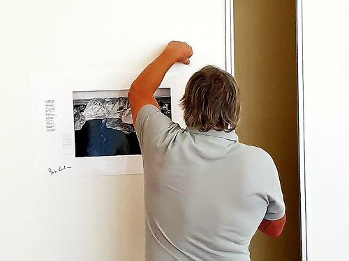 Richard Mayr beim Ausstellungsaufbau für die Buchpräsentation „An solchen Tagen“.