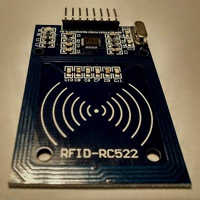 Das Kürzel RFID bedeutet: radio-frequency identification. So können zum Beispiel Waren mit RFID-Etiketten (Funketiketten) versehen werden, die für eine Maschine ohne Berührung lesbar sind. Hier sehen Sie ein RFID-Modul (RC522), mit dem RFID-Tags beschrieben und ausgelesen werden können. (Foto: Giacomo Alessandroni, CC BY-SA 4.0)