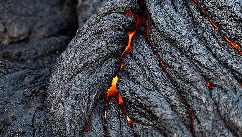 Glühende Lava vom Kilauea: Nicht alles, was ästhetische Qualitäten zeigt, ist deshalb ein Kunstwerk, kann aber von Menschen dazu erklärt werden, indem es mit Bedeutung aufgeladen wird. (Foto: Christoph Strässler, CC BY-SA 2.0)