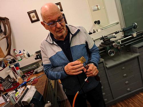 Franz Lukas mit dem Werkstück.