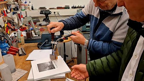 Meister Franz Lukas und das Brandeisen (Unikat) für die Buchobjekte.