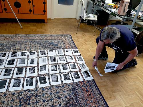 Vor der Drucklegung: Richard Mayr überprüft die Abfolge der Szenen.