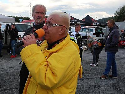 Moderator Adi Janaczek beim Ordnen des Ablaufes.