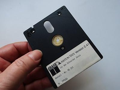 nein, die meisten werden das nicht kennen. eine doppelseitig bespielbare drei zoll-diskette für einen cp/m-rechner. (das war mein erstes maschinchen.)