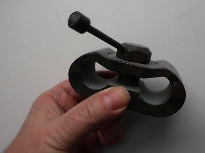 diese verstaubte kuriosität ist ein handbemalter quasi-panzer, gefertigt aus einem ketten-endverbinder, also dem schließ-element von gleisketten eines panzers.