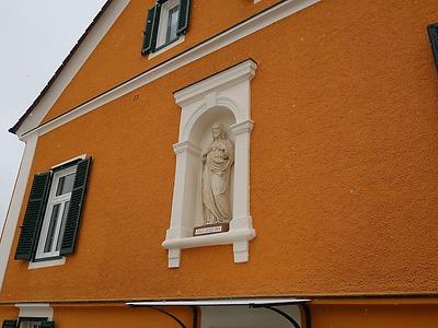 GLD005: Hausnische mit Figur Jesus in der Franz Josef-Straße
