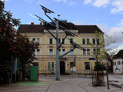 Der „Solarbaum“ ist eine Arbeit von Künstler Hartmut Skerbisch (†), technisch umgesetzt von Binder +co. (Auf der Karte:xxx)