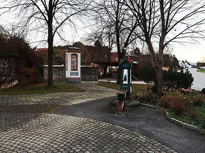 HOF025: Der Breitpfeiler hinter dem Brunnen im Ortsteil Pirching