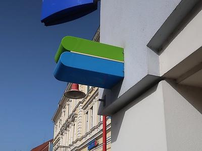 Bankomat: Das Logo als Trägersystem.