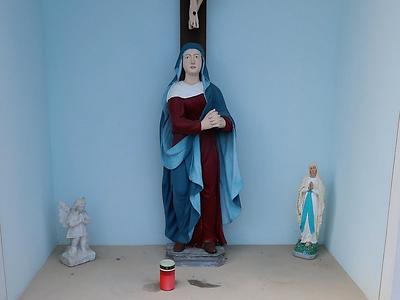 GLD036: Mutter Maria im regional üblichen Dresscode.