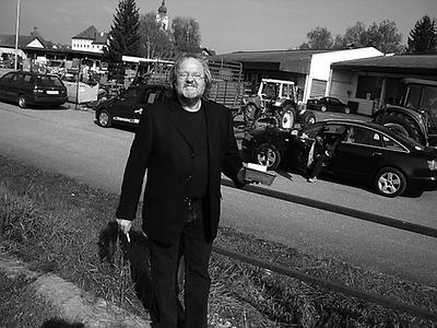 2006: kurt flecker, damals gerade landeskulturreferent der steiermark, auf meiner strecke vor einer traktor-werkstatt (landring), die es heute nicht mehr gibt. (der fahrer im dienstwagen dahinter nahm es gelassen.)