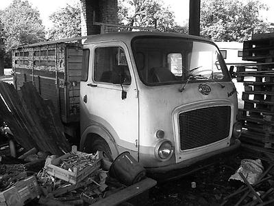 im jahr 2005 lief in der LKW-werkstatt patthy noch der betrieb. hinter der werkstatt war ein OM lupetto aus vergangenen tagen gelagert.