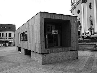 egal, welche trade show da angesagt war, so ein pavillon ist allemal erfreulicher anzusehen als partyzelte mit tapeziertischen.