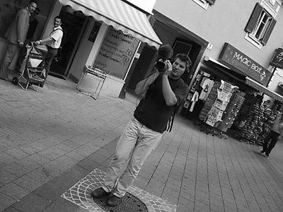 dokumentarfilmer nikolaus geyrhalter in der bürgergasse, vor zwei geschäften, die es heute nicht mehr gibt.