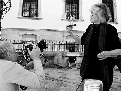2013: irmgard eixelberger stellt mit ihren „gschallerpopperln“ (figuren aus maisstroh) das traditionelle leben dar und macht zeitkritische statements. (links fotograf franz sattler.)