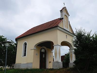 GLD063: Die Kapelle „Zum gekreuzigten Heiland“ in Hinterberg ist ein markantes Beispiel für gehobenen Aufwand, den jemand dieser Wegmarke widmet. Die Innenausstattung zeigt ein hohes stilistisches Niveau.