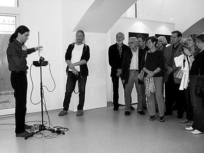 juni 2009 im museum im rathaus: das instument heißt theremin. es ist ein ätherwelleninstrument, was bedeutet: man spielt es, ohne es zu berühren.