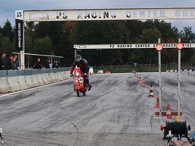 1. Position: So Konservieren, wie man das Fahrzeug vorgefunden hat. Jeder Quadratzentimeter Originallack ist ein Schatz. Die ursprüngliche Substanz so gut es geht erhalten, damit sich auch die verflossene Zeit darstellen läßt.