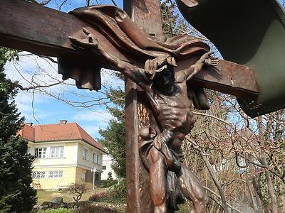 GLD032: Die große Geste in der Körperlichkeit von Jesus korrespondiert mit einem Gedicht am Kreuzstamm.