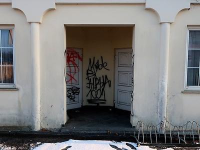 selbst wenn er nichts zu sagen hat, der stümper mit der ungelenken handschrift, so sagt er doch: „es gibt mich! das sollt ihr wissen.“