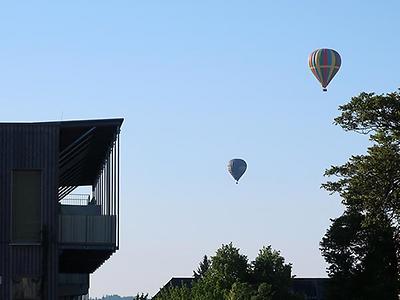 joseph michel montgolfier unterließ auf bitten seiner familie weitere versuche, mit einem fallschirm von hausdächern zu springen, baute aber mit seinem bruder jacques étienne einen flugtaugluchen heißluftballon. und vorhin hatte ich solche leute vor meinem küchenfenster.