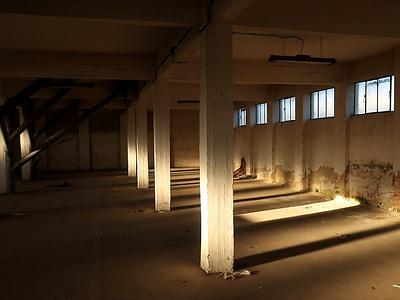 rampen, treppen, hallen, verwinkelte räume, die wände von zuversicht und gesunkenem mut getränkt, ein gang über glasscherben, eben steht die sonne für mich in augenhöhe.