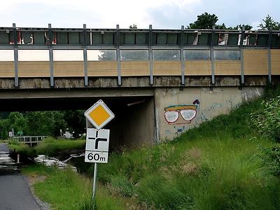 an den entlegeneren plätzen wird die außenhaut der gegend viel energischer beschriftet.