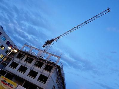 die kräne in der stadt als ausdruck steter unruhe.