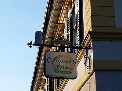 GLD013: Nasenschild an der Kreuzung Weizer Straße/Hauptplatz