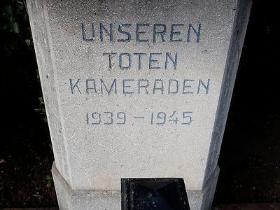 Die adäquate Inschrift am Sockel im Betonen des Gemeinsamen.